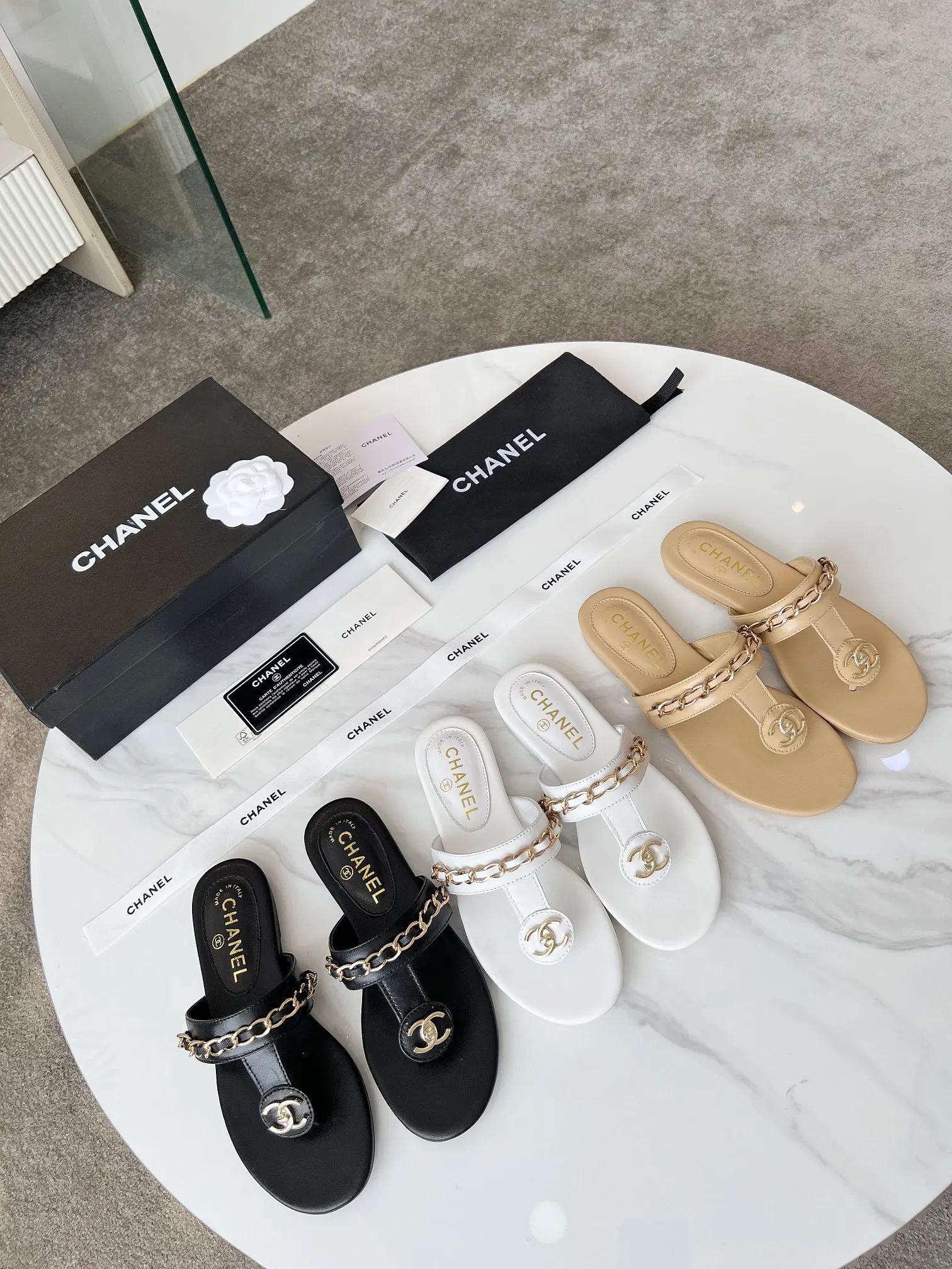 👟👟Ex-factory price 460👟👟 CHANEL｜Xiaoxiang 25 spring and summer new product Double C chain series flip-flops and sandals Chain sandals are this year's big hit. I have been impressed by their beauty, casual and natural, and have the classic dominance of Xiangjia. From leather to hardware, the upper foot is comfortable and stylish. The fabric is made of imported lambskin, the lining is silk sheepskin, and the Italian genuine leather outsole Code number: 35-39 (40/41 customized)